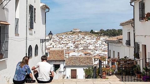 Un par de personas observan un pueblo de Málaga.