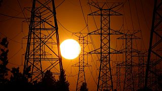 El sol se pone detrás de las líneas eléctricas de alta tensión en Los Ángeles. Septiembre de 2024. 