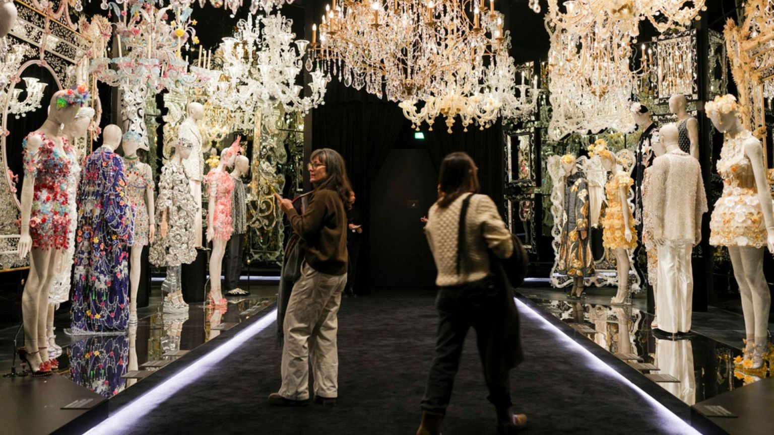 Dolce &amp; Gabbana se exhiben en la capital francesa de la moda 