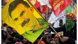 En esta foto de archivo de marzo de 2018, un joven sostiene una bandera con la imagen de Ocalan, en Estambul, Turquía.