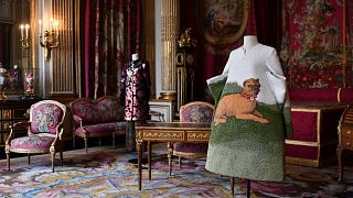Creaciones de Duro Olowu y Loewe en la exposición Alta Costura del Museo del Louvre.