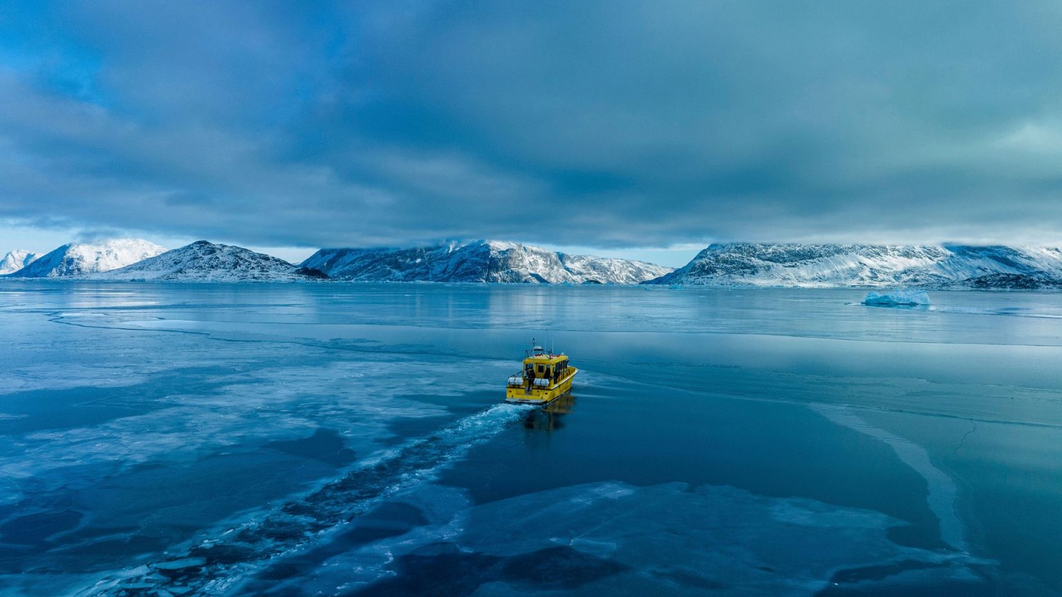 Un barco atraviesa una zona de aguas marinas heladas en las afueras de Nuuk, Groenlandia.