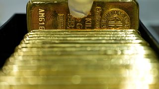Un empleado de la casa de oro Pro Aurum levanta lingotes de oro de 1 kg con una pureza de 999,9 en la sala de cajas de seguridad en Múnich, Alemania, el 25 de abril de 2025