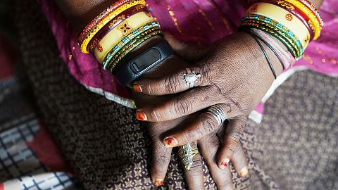 Shantaben Vanzara lleva en su casa de Ahmedabad (India) un reloj de pulsera para estudiar cómo afecta el calor a las comunidades vulnerables.