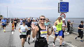 Los corredores cruzan la frontera entre Suecia y Dinamarca por el puente de Øresund.