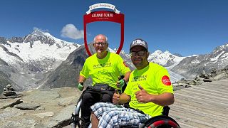 Ben Spencer und Peter Smorthit waren die ersten, die im Juli die Alpen im Rollstuhl überquerten.
