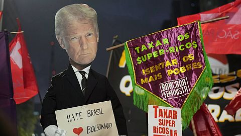 Manifestantes sostienen una efigie del presidente de Estados Unidos, Donald Trump, en respuesta al anuncio de Trump de imponer aranceles del 50% a productos brasileños, en Sao Paulo, el jueves 10 de julio de 2025. (AP P