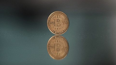 Una ficha de bitcoin se coloca en un espejo para una fotografía en Praga, República Checa, 11 de mayo de 2025.