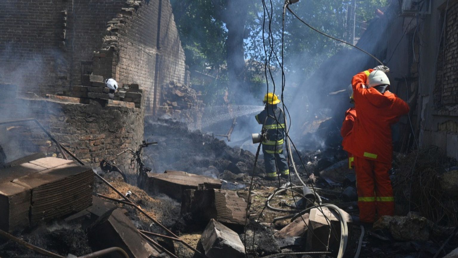 Los servicios de emergencia trabajan para extinguir un incendio tras un ataque ruso en Odesa, Ucrania, viernes 11 de julio de 2025.