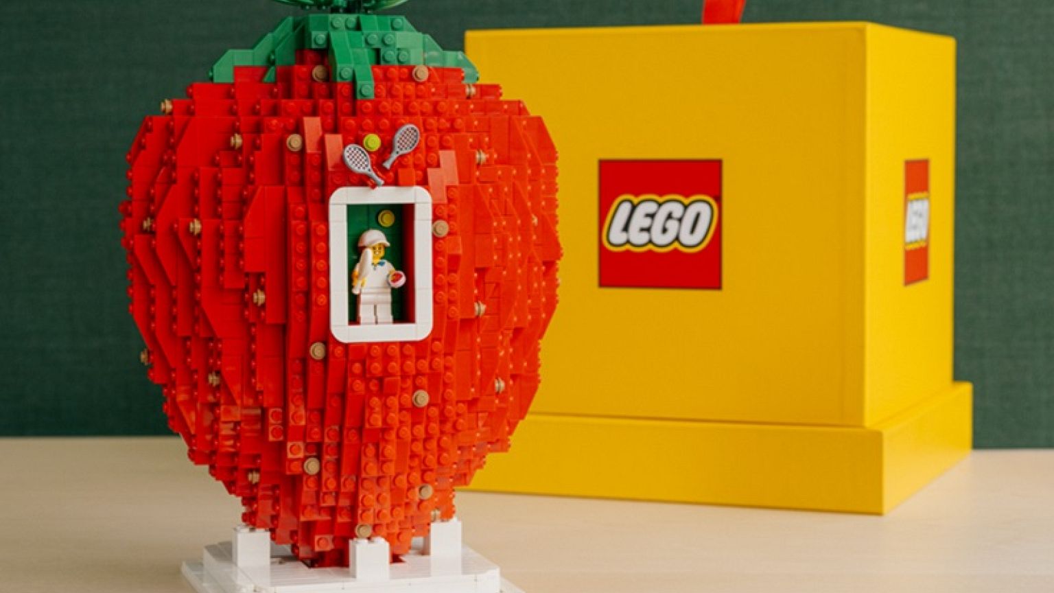 Ein Lego-Set für Iga Swiatek - ein Tennisspieler und ein Strohmann aus 3.000 Steinen.