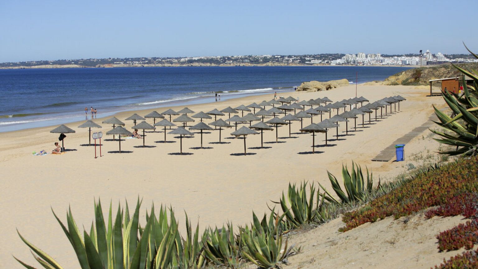 ARCHIV (18.05.2021): Sonnenschirme an einem Strand in Albufeira. 