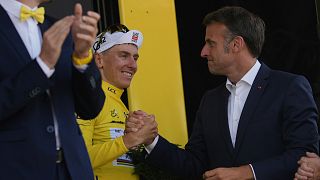 Der französische Präsident Emmanuel Macron gratuliert dem Slowenen Tadej Pogacar nach der zwölften Etappe des Radrennens Tour de France. Frankreich, Donnerstag, 17. Juli 2025.