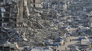 Tiendas de campaña de palestinos desplazados en medio de infraestructuras dañadas por la guerra en la ciudad de Gaza, 17 de julio de 2025.