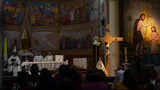 ARCHIVFOTO - Palästinensische christliche Gläubige beten am Heiligabend in der Heiligen Familie Katholischen Kirche in Gaza-Stadt, Samstag, 24. Dezember 2022.