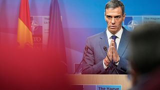 El presidente del Gobierno español, Pedro Sánchez, hace un gesto durante una rueda de prensa tras la sesión plenaria de la cumbre de la OTAN en La Haya, Países Bajos.
